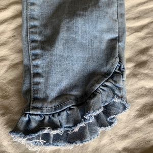 Light wash jean with ruffled ankles size 4 CeCe